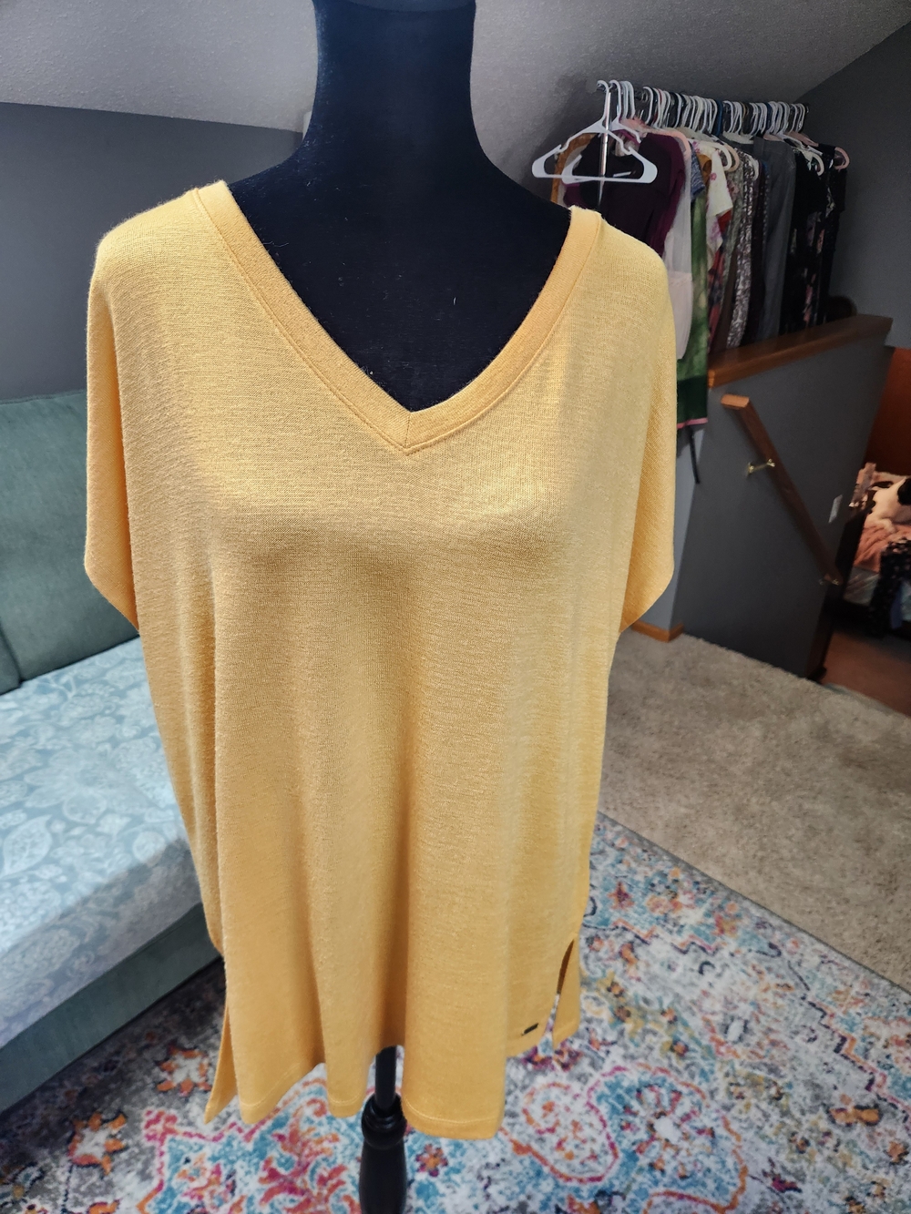 Orvis Mustard Yellow V-Neck Short Sleeve Tee Large Good Condition